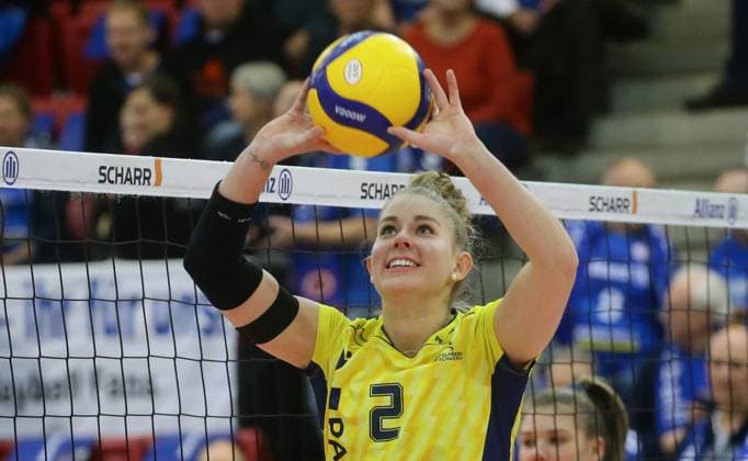 Stuttgart , Volleyball Bundesliga Frauen , Allianz MTV Stuttgart vs. SSC Palmberg Schwerin , Pia Kästner ( Schwerin )
