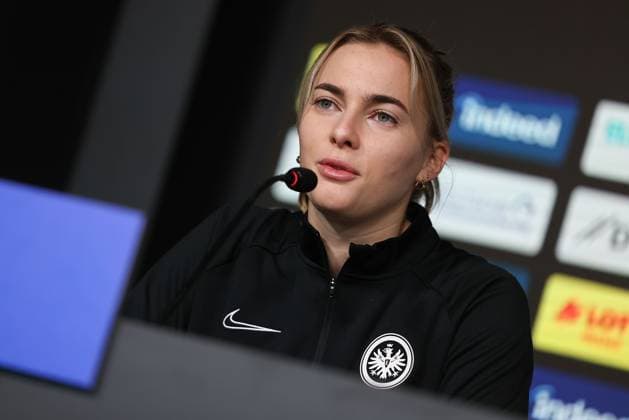 20.12.2023 Pressekonferenz Eintracht Frankfurt mit Cheftrainer Niko Arnautis und Laura Freigang v.l., Laura Freigang zuversichtlich, gut gelaunt Copyright: JoaquimxFerreira
