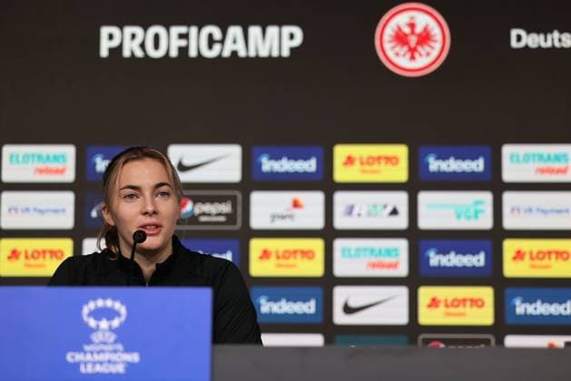 20.12.2023 Pressekonferenz Eintracht Frankfurt mit Cheftrainer Niko Arnautis und Laura Freigang v.l., Laura Freigang zuversichtlich, gut gelaunt Copyright: JoaquimxFerreira