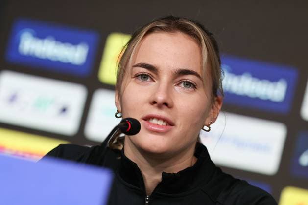 20.12.2023 Pressekonferenz Eintracht Frankfurt mit Cheftrainer Niko Arnautis und Laura Freigang v.l., Laura Freigang zuversichtlich, gut gelaunt Copyright: JoaquimxFerreira