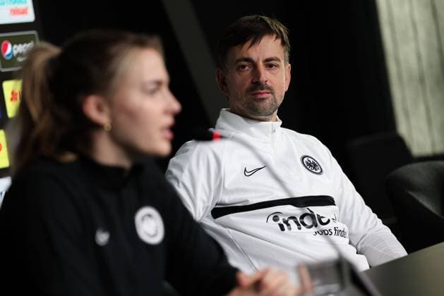 20.12.2023 Pressekonferenz Eintracht Frankfurt mit Cheftrainer Niko Arnautis und Laura Freigang v.l., Cheftrainer Niko Arnautis schaut auf Laura Freigang Copyright: JoaquimxFerreira
