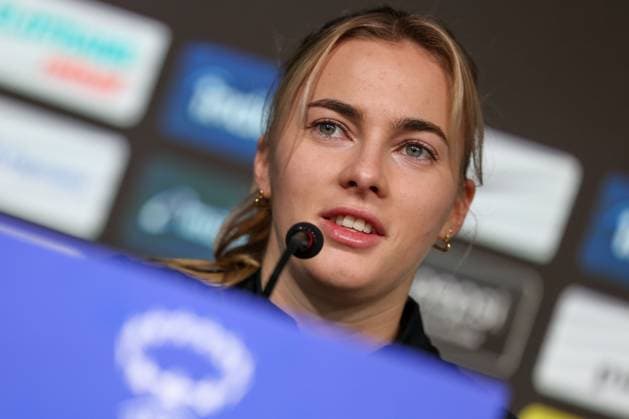 20.12.2023 Pressekonferenz Eintracht Frankfurt mit Cheftrainer Niko Arnautis und Laura Freigang v.l., Laura Freigang gut gelaunt Copyright: JoaquimxFerreira