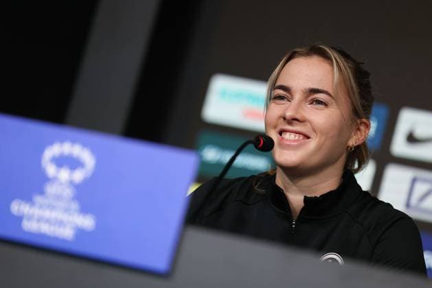 Sport Bilder des Tages 20.12.2023 Pressekonferenz Eintracht Frankfurt mit Cheftrainer Niko Arnautis und Laura Freigang v.l., Laura Freigang zuversichtlich, gut gelaunt Copyright: JoaquimxFerreira