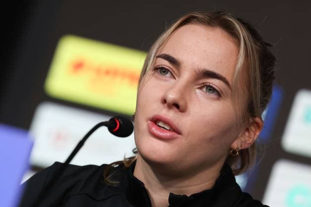 20.12.2023 Pressekonferenz Eintracht Frankfurt mit Cheftrainer Niko Arnautis und Laura Freigang v.l., Laura Freigang zuversichtlich, gut gelaunt Copyright: JoaquimxFerreira
