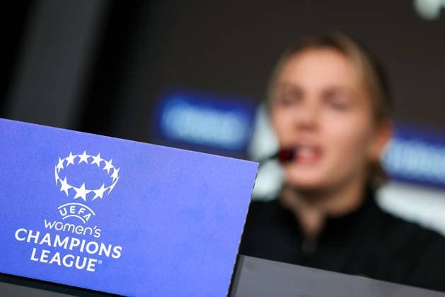 20.12.2023 Pressekonferenz Eintracht Frankfurt mit Cheftrainer Niko Arnautis und Laura Freigang v.l., Symbolfoto, Symbolbild: UEFA Women s Champions League, Laura Freigang zuversichtlich, gut gelaunt Copyright: JoaquimxFerreira
