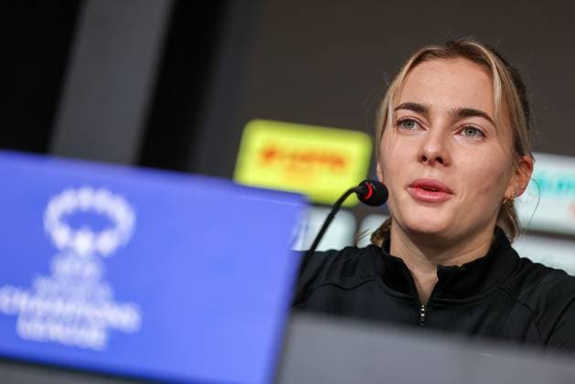 20.12.2023 Pressekonferenz Eintracht Frankfurt mit Cheftrainer Niko Arnautis und Laura Freigang v.l., Symbolfoto, Symbolbild: UEFA Women s Champions League, Laura Freigang zuversichtlich, gut gelaunt Copyright: JoaquimxFerreira