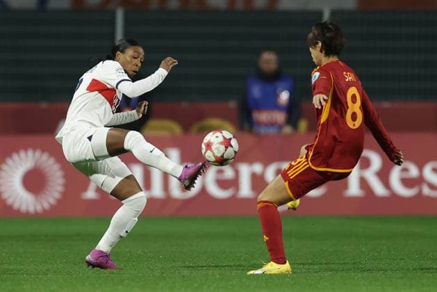 Sport Bilder des Tages UEFA women™s Champions League Group C AS Roma vs Paris Saint-Germain Football Club Grace Geyoro of Paris Saint-Germain challenges for the ball with Saki Kumagai of Roma during UEFA women™s Champions League Group C match between AS Roma vs Paris Saint-Germain Football Club at tre fontane stadium, Rome, December 20, 2023. ABPH5590 Copyright: xAntonioxBalascox
