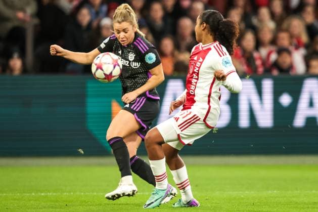 AMSTERDAM, 20-12-2023 ,Johan Cruijff Arena, UEFA Womens Champions League, Ajax - Bayern Munchen (women) , season 2022 2023, during the match Ajax - Bayern Munchen (women), Bayern Munchen player Linda Dallmann, Ajax player Asleigh Weerden Ajax - Bayern Munchen (women)  x23596951x Copyright: