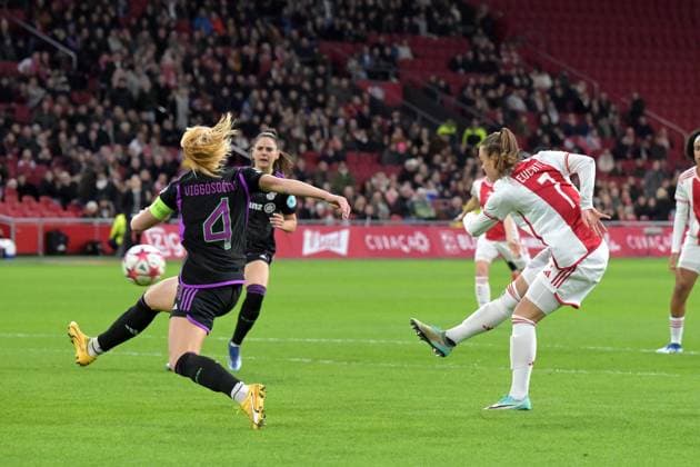 AMSTERDAM - (l-r) Glodis Viggosdottir of FC Bayern Munchen, Romee Leuchter of Ajax during the UEFA Women s Champions League Group C match between Ajax Amsterdam and FC Bayern Munchen at the Johan Cruijff ArenA on December 20, 2023 in Amsterdam, Netherlands. ANP UEFA Women s Champions League 2023 24 2023 2024 xVIxANPxSportx xxANPxIVx 486784706 originalFilename: 486784706.jpg