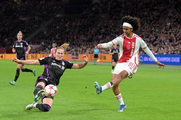 AMSTERDAM - (l-r) Sydney Lohmann of FC Bayern Munchen, Lily Yohannes of Ajax during the UEFA Women s Champions League Group C match between Ajax Amsterdam and FC Bayern Munchen at the Johan Cruijff ArenA on December 20, 2023 in Amsterdam, Netherlands. ANP UEFA Women s Champions League 2023 24 2023 2024 xVIxANPxSportx xxANPxIVx 486784974 originalFilename: 486784974.jpg
