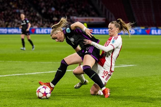 UEFA Women’s Champions League: AFC Ajax - FC Bayern München; 20.12.2023 Zweikampf Franziska Kett (FC Bayern München, 20), Milicia Keijzer (AFC Ajax, 18) UEFA Women’s Champions League: AFC Ajax - FC Bayern München, Amsterdam, Johan Cruijff ArenA am 20.12.2023 DFB REGULATIONS PROHIBIT ANY USE OF PHOTOGRAPHS AS IMAGE SEQUENCES AND OR QUASI-VIDEO. Copyright: xBEAUTIFULxSPORTS Wunderlx