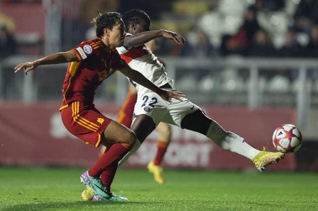 UEFA women™s Champions League Group C AS Roma vs Paris Saint-Germain Football Club Tabitha Chawinga of Paris Saint-Germain scores against Camelia Ceasar of Roma during UEFA women™s Champions League Group C match between AS Roma vs Paris Saint-Germain Football Club at tre fontane stadium, Rome, December 20, 2023. ABPH6222 Copyright: xAntonioxBalascox