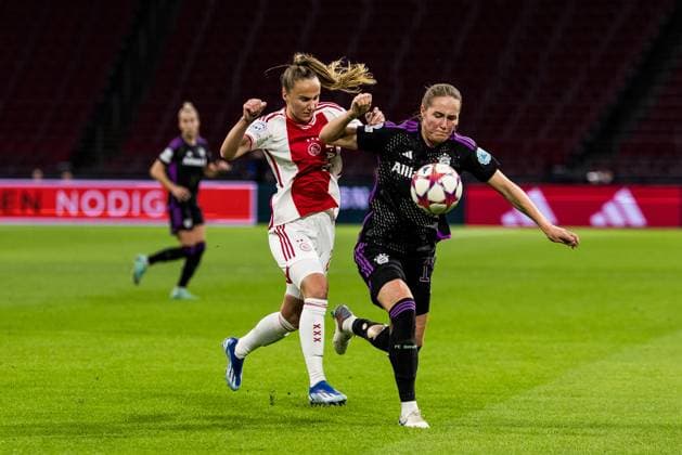 UEFA Women’s Champions League: AFC Ajax - FC Bayern München; 20.12.2023 Zweikampf Rosa van Gool (AFC Ajax, 21), Sydney Lohmann (FC Bayern München, 12) UEFA Women’s Champions League: AFC Ajax - FC Bayern München, Amsterdam, Johan Cruijff ArenA am 20.12.2023 DFB REGULATIONS PROHIBIT ANY USE OF PHOTOGRAPHS AS IMAGE SEQUENCES AND OR QUASI-VIDEO. Copyright: xBEAUTIFULxSPORTS Wunderlx
