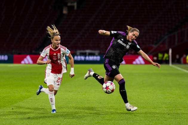 UEFA Women’s Champions League: AFC Ajax - FC Bayern München; 20.12.2023 Zweikampf Rosa van Gool (AFC Ajax, 21), Sydney Lohmann (FC Bayern München, 12) UEFA Women’s Champions League: AFC Ajax - FC Bayern München, Amsterdam, Johan Cruijff ArenA am 20.12.2023 DFB REGULATIONS PROHIBIT ANY USE OF PHOTOGRAPHS AS IMAGE SEQUENCES AND OR QUASI-VIDEO. Copyright: xBEAUTIFULxSPORTS Wunderlx