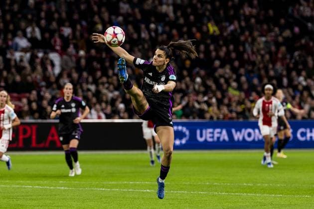 UEFA Women’s Champions League: AFC Ajax - FC Bayern München; 20.12.2023 Jovana Damnjanovic (FC Bayern München, 09) will im Sprung einen Ball annehmen UEFA Women’s Champions League: AFC Ajax - FC Bayern München, Amsterdam, Johan Cruijff ArenA am 20.12.2023 DFB REGULATIONS PROHIBIT ANY USE OF PHOTOGRAPHS AS IMAGE SEQUENCES AND OR QUASI-VIDEO. Copyright: xBEAUTIFULxSPORTS Wunderlx