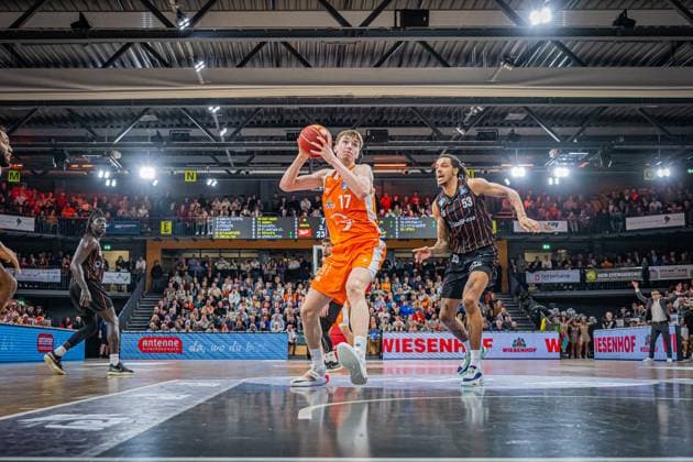 1. Basketball Bundesliga, easyCredit BBL, Saison 2023 2024, Herren, Hauptrunde, 12. Spieltag, 20.12.2023, RASTA Vechta - Niners Chemnitz Johann Grünloh ( 17 - RASTA Vechta) in Aktion Vechta RASTA Dome Niedersachsen Deutschland