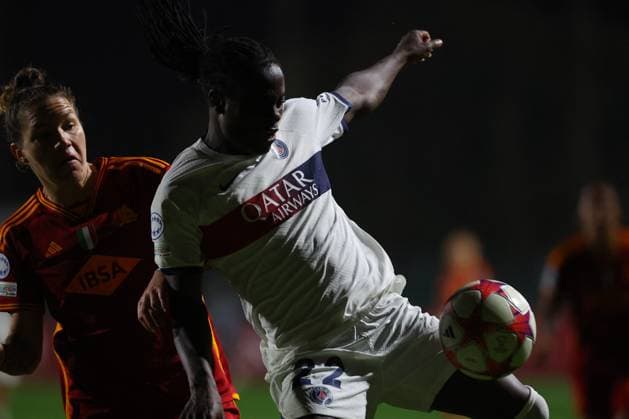 UEFA Champions League Women football match - Roma vs Paris Saint-Germain Rome, Italy 20.12.2023: Chawinga of PSG fight for the ball with Elena Linari (Roma) in the UEFA WOMENÃ¢& x80;& x99;s CHAMPIONS League 2023-2024 football match AS ROMA vs Paris Saint-Germain at tre fontane stadium in Rome. Rome Italy  Copyright: xIPAxSport ABACAx