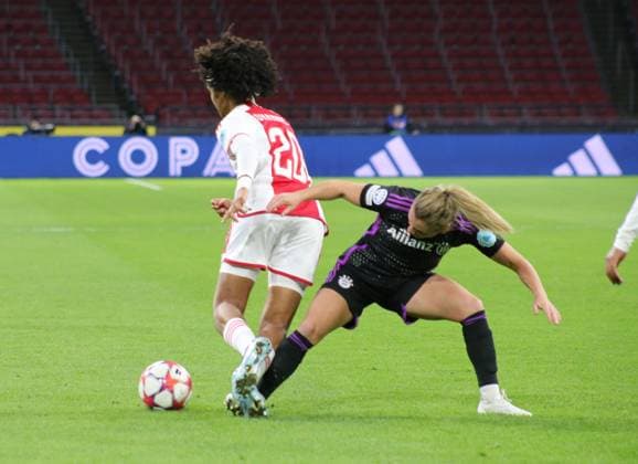20.12.2023, xgrfx, Fussball UEFA Womens Champions League , Ajax Amsterdam - FC Bayern München emspor, v.l. Lily Johannes (Ajax amsterdam), Linda dallmann (FC Bayern München) (DFL DFB REGULATIONS PROHIBIT ANY USE OF PHOTOGRAPHS as IMAGE SEQUENCES and or QUASI-VIDEO) Amsterdam
