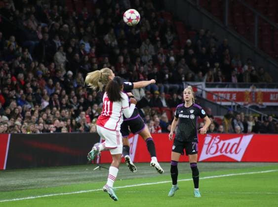 20.12.2023, xgrfx, Fussball UEFA Womens Champions League , Ajax Amsterdam - FC Bayern München emspor, v.l. Linda Dallmann (FC Bayern München), Ashleigh Weerden (Ajax Amsterdam) (DFL DFB REGULATIONS PROHIBIT ANY USE OF PHOTOGRAPHS as IMAGE SEQUENCES and or QUASI-VIDEO) Amsterdam