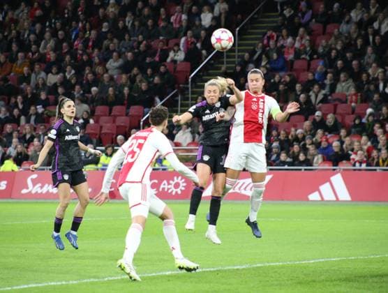 20.12.2023, xgrfx, Fussball UEFA Womens Champions League , Ajax Amsterdam - FC Bayern München emspor, v.l. Linda Dallmann (FC Bayern München) (DFL DFB REGULATIONS PROHIBIT ANY USE OF PHOTOGRAPHS as IMAGE SEQUENCES and or QUASI-VIDEO) Amsterdam