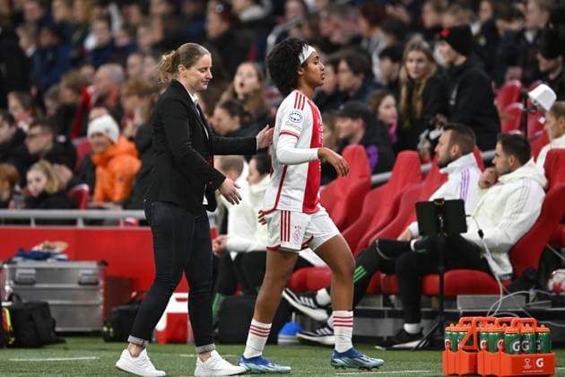 AMSTERDAM - (l-r) Ajax coach Suzanne Bakker, Lily Yohannes of Ajax during the UEFA women s Champions League match in group C between Ajax Amsterdam and FC Bayern Munchen at the Johan Cruijff ArenA on December 20, 2023 in Amsterdam, Netherlands. ANP UEFA Women s Champions League 2023 24 2023 2024 xVIxANPxSportx xxANPxIVx 486788896 originalFilename: 486788896.jpg
