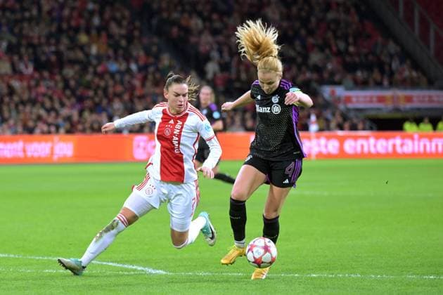 AMSTERDAM - (l-r) Romee Leuchter of Ajax, Glodis Viggosdottir of FC Bayern Munchen during the UEFA Women s Champions League Group C match between Ajax Amsterdam and FC Bayern Munchen at the Johan Cruijff ArenA on December 20, 2023 in Amsterdam, Netherlands. ANP UEFA Women s Champions League 2023 24 2023 2024 xVIxANPxSportx xxANPxIVx 486789190 originalFilename: 486789190.jpg