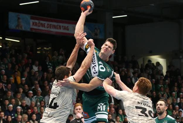 20.12.2023, Deutschland, Göppingen, Handball Bundesliga Männer FRISCH AUF! Göppingen vs. Bergischer HC, v.l. Frederik Ladefoged (BHC), Sebastian Heymann (FAG), Lukas Stutzke (BHC)