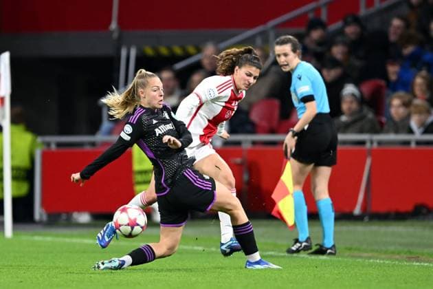 AMSTERDAM - (l-r) Jill Baijings of FC Bayern Munchen, Danique Noordman of Ajax during the UEFA women s Champions League group C match between Ajax Amsterdam and FC Bayern Munchen at the Johan Cruijff ArenA on December 20, 2023 in Amsterdam, Netherlands. ANP UEFA Women s Champions League 2023 24 2023 2024 xVIxANPxSportx xxANPxIVx 486789453 originalFilename: 486789453.jpg