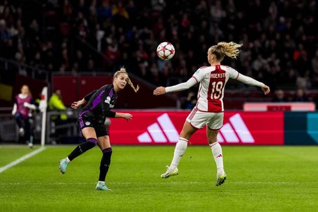 UEFA Women’s Champions League: AFC Ajax - FC Bayern München; 20.12.2023 Zweikampf Giulia Gwinn (FC Bayern München, 7), Tiny Hoekstra (AFC Ajax, 19) UEFA Women’s Champions League: AFC Ajax - FC Bayern München, Amsterdam, Johan Cruijff ArenA am 20.12.2023 DFB REGULATIONS PROHIBIT ANY USE OF PHOTOGRAPHS AS IMAGE SEQUENCES AND OR QUASI-VIDEO. Copyright: xBEAUTIFULxSPORTS Wunderlx