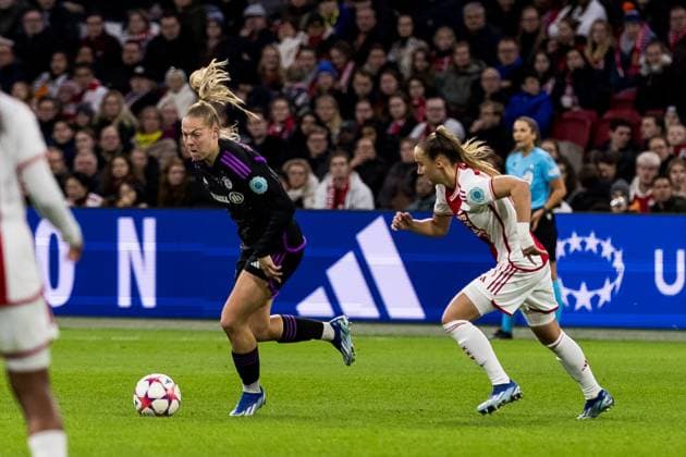 UEFA Women’s Champions League: AFC Ajax - FC Bayern München; 20.12.2023 Zweikampf Jill Baijings (FC Bayern München, 18), Romee Leuchter (AFC Ajax, 7) UEFA Women’s Champions League: AFC Ajax - FC Bayern München, Amsterdam, Johan Cruijff ArenA am 20.12.2023 DFB REGULATIONS PROHIBIT ANY USE OF PHOTOGRAPHS AS IMAGE SEQUENCES AND OR QUASI-VIDEO. Copyright: xBEAUTIFULxSPORTS Wunderlx