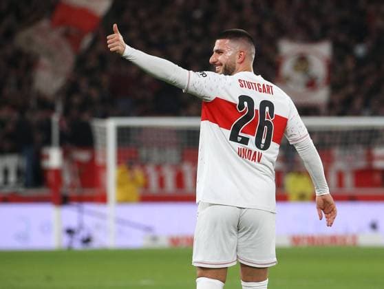 20.12.2023 Stuttgart , Fußball Bundesliga, Saison 2023 2024, VfB Stuttgart vs. FC Augsburg, Torschütze Deniz Undav (VfB) jubelt über sein Tor zum 1:0 Gemäß den Vorgaben der DFL Deutsche Fußball Liga ist es untersagt, in dem Stadion und oder vom Spiel angefertigte Fotoaufnahmen in Form von Sequenzbildern und oder videoähnlichen Fotostrecken zu verwerten bzw. verwerten zu lassen. *** 20 12 2023 Stuttgart , Bundesliga, Season 2023 2024, VfB Stuttgart vs FC Augsburg, Scorer Deniz Undav VfB celebrates his goal for 1 0 According to the regulations of the DFL German Football League, it is prohibited to exploit or have exploited photographs taken in the stadium and or of the match in the form of sequential images and or video-like photo series