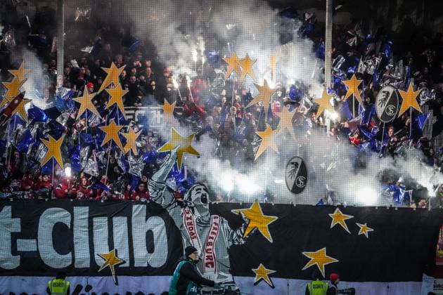 Bilder des Jahres 2023, Sport 12 Dezember Sport Themen der Woche KW51 Sport Bilder des Tages 1. FC Heidenheim - SC Freiburg Fußball: 1. Bundesliga 2023 2024, 16. Spieltag, 1. FC Heidenheim - SC Freiburg, Voith-Arena: weihnachtliche Fan Choreo der Freiburger Gästefans *** 1 FC Heidenheim SC Freiburg Football 1 Bundesliga 2023 2024, Matchday 16, 1 FC Heidenheim SC Freiburg, Voith Arena Christmas fan choreo by the Freiburg visiting fans