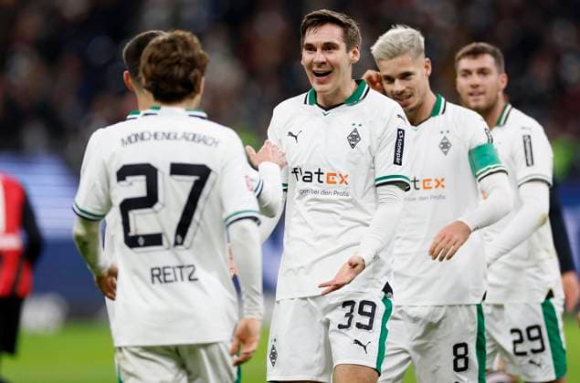 Torschuetze Maximilian Woeber (Borussia Moenchengladbach,39) (m.) bedankt sich bei Franck Honorat (Borussia Moenchengladbach,9) verdeckt für die Vorlage zum 1:0. 20.12.2023, Fussball, 1. Bundesliga, Eintracht Frankfurt - Borussia Moenchengladbach, GER, Frankfurt am Main, Deutsche Bank Park, DFL REGULATIONS PROHIBIT ANY USE OF PHOTOGRAPHS AS IMAGE SEQUENCES AND OR QUASI-VIDEO. *** Goalscorer Maximilian Woeber Borussia Moenchengladbach,39 m thanks Franck Honorat Borussia Moenchengladbach,9 hidden for the submission to 1 0 20 12 2023, Football, 1 Bundesliga, Eintracht Frankfurt Borussia Moenchengladbach, GER, Frankfurt am Main, Deutsche Bank Park, DFL REGULATIONS PROHIBIT ANY USE OF PHOTOGRAPHS AS IMAGE SEQUENCES AND OR QUASI VIDEO Copyright: HMBxMedia xHeikoxBecker