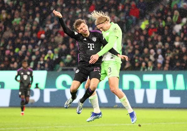 Sport Themen der Woche KW51 Sport Bilder des Tages VfL vs. Bayern, 1. BL Wolfsburg, 20.12.2023, FUßBALL - VfL Wolfsburg vs. FC Bayern München, 1. BL, Saison 2023 24. Thomas Müller (FC Bayern München), Sebastiaan Bornauw (VfL Wolfsburg) Wolfsburg *** VfL vs Bayern, 1 BL Wolfsburg, 20 12 2023, FOOTBALL VfL Wolfsburg vs FC Bayern Munich, 1 BL, Season 2023 24 Thomas Müller FC Bayern Munich , Sebastiaan Bornauw VfL Wolfsburg Wolfsburg