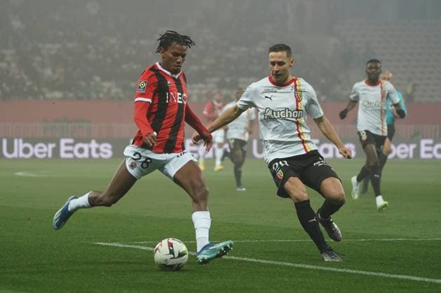 Hicham Boudaoui (OGC Nice) - Przemyslaw Frankowski (RC Lens) FOOTBALL : OGC Nice vs RC Lens - Ligue 1 Uber Eats - Nice - 20 12 2023 NorbertScanella Panoramic 