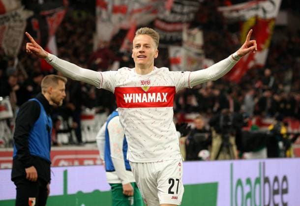 20.12.2023 Stuttgart , Fußball Bundesliga, Saison 2023 2024, VfB Stuttgart vs. FC Augsburg, Torschütze Chris Führich (VfB) jubelt über sein Tor zum 3:0 Gemäß den Vorgaben der DFL Deutsche Fußball Liga ist es untersagt, in dem Stadion und oder vom Spiel angefertigte Fotoaufnahmen in Form von Sequenzbildern und oder videoähnlichen Fotostrecken zu verwerten bzw. verwerten zu lassen.