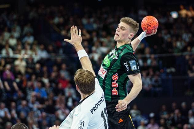 Wurf Tor Martin Hanne (TSV Hannover-Burgdorf, 42) GER, THW Kiel vs. TSV Hannover-Burgdorf, Handball, Bundesliga, Spieltag 18, Saison 2023 2024, 20.12.2023 GER, THW Kiel vs. TSV Hannover-Burgdorf, Handball, Bundesliga, Spieltag 18, Saison 2023 2024, 20.12.2023 Kiel Copyright: xEibnerxPressefoto MarcelxvonxFehrnx EP_MFN
