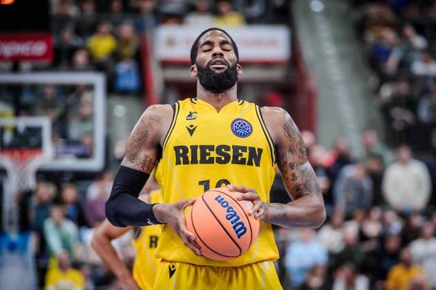 Elijah Childs (MHP Riesen Ludwigsburg, 10), Konzentration vor Freiwurf MHP RIESEN Ludwigsburg - AEK Athen, Basketball, Basketball Champions League, Saison 2023 24, 20.12.2023, Ludwigsburg (MHPArena), DEU MHP RIESEN Ludwigsburg - AEK Athen, 20.12.2023, Ludwigsburg (MHPArena), DEU Ludwigsburg Copyright: xSandyxDinkelackerx EP_SDR