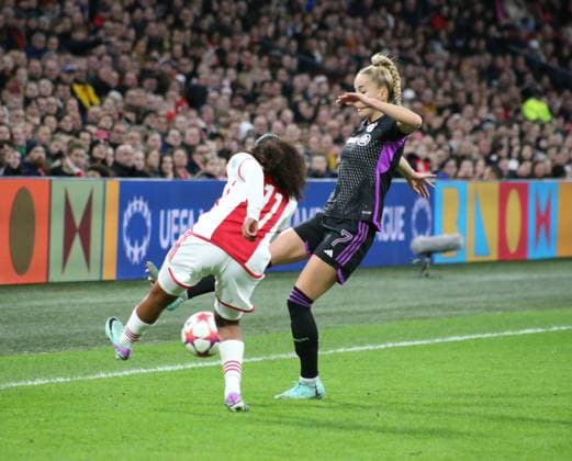 20.12.2023, xgrfx, Fussball UEFA Womens Champions League , Ajax Amsterdam - FC Bayern München emspor, v.l. Giulia Gwinnn (FC Bayern München) (DFL DFB REGULATIONS PROHIBIT ANY USE OF PHOTOGRAPHS as IMAGE SEQUENCES and or QUASI-VIDEO) Amsterdam