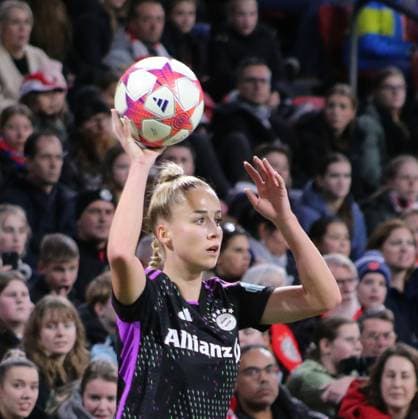 20.12.2023, xgrfx, Fussball UEFA Womens Champions League , Ajax Amsterdam - FC Bayern München emspor, v.l. Giulia Gwinn (FC Bayern München) (DFL DFB REGULATIONS PROHIBIT ANY USE OF PHOTOGRAPHS as IMAGE SEQUENCES and or QUASI-VIDEO) Amsterdam