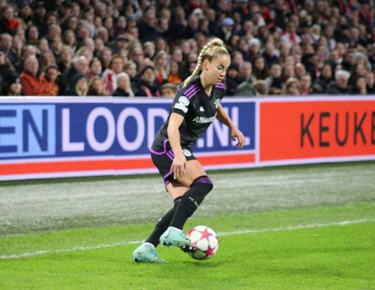 20.12.2023, xgrfx, Fussball UEFA Womens Champions League , Ajax Amsterdam - FC Bayern München emspor, v.l. Giulia Gwinn (FC Bayern München) (DFL DFB REGULATIONS PROHIBIT ANY USE OF PHOTOGRAPHS as IMAGE SEQUENCES and or QUASI-VIDEO) Amsterdam