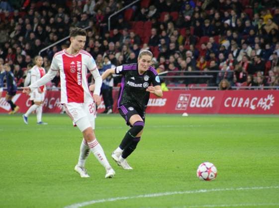 20.12.2023, xgrfx, Fussball UEFA Womens Champions League , Ajax Amsterdam - FC Bayern München emspor, v.l. Kay Lee de Sanders (Ajax Amsterdam), Sydney Lohmann (FC Bayern München) (DFL DFB REGULATIONS PROHIBIT ANY USE OF PHOTOGRAPHS as IMAGE SEQUENCES and or QUASI-VIDEO) Amsterdam