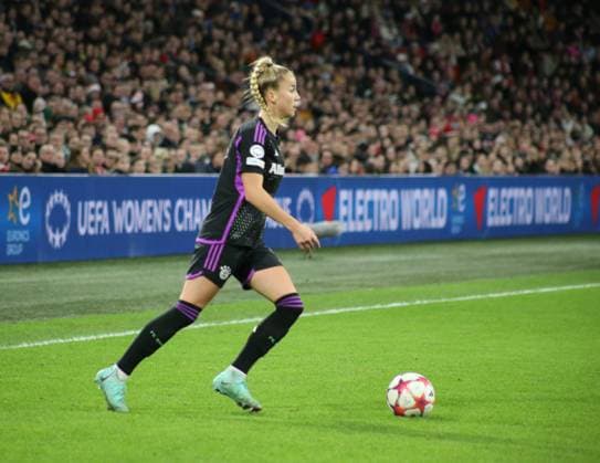 20.12.2023, xgrfx, Fussball UEFA Womens Champions League , Ajax Amsterdam - FC Bayern München emspor, v.l. Giulia Gwinn (FC Bayern München) (DFL DFB REGULATIONS PROHIBIT ANY USE OF PHOTOGRAPHS as IMAGE SEQUENCES and or QUASI-VIDEO) Amsterdam
