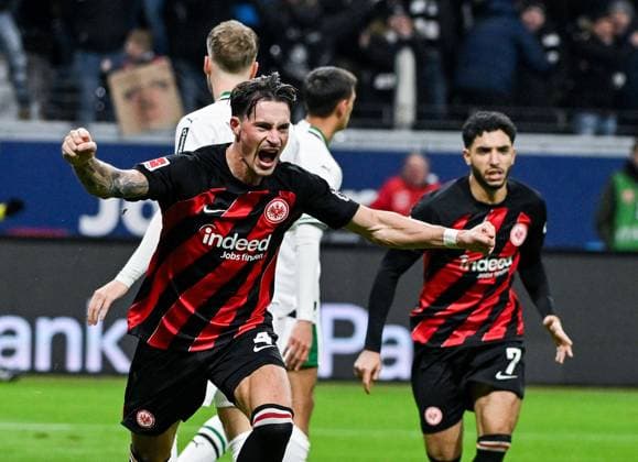 20.12.2023, xpsx, Fussball 1.Bundesliga, Eintracht Frankfurt - Borussia Mönchengladbach v.l. celebrate the goal, Torjubel zum 2:1 Torschütze Robin Koch of Eintracht Frankfurt (DFL DFB REGULATIONS PROHIBIT ANY USE OF PHOTOGRAPHS as IMAGE SEQUENCES and or QUASI-VIDEO) emspor Frankfurt