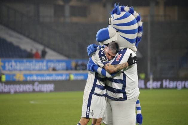 Bilder des Jahres 2023, Sport 12 Dezember Sport Themen der Woche KW51 Sport Bilder des Tages Duisburg, Deutschland 20. Dezember 2023: 3. Liga - 2023 2024 - MSV Duisburg vs. SC Freiburg II Im Bild: v.li. Niklas Kölle Koelle (MSV Duisburg) und Maskottchen MSV Duisburg (Ennatz) Schauinsland-Reisen-Arena Nordrhein Westfalen *** Duisburg, Germany 20 December 2023 3 Liga 2023 2024 MSV Duisburg vs SC Freiburg II Pictured from left Niklas Kölle Koelle MSV Duisburg and mascot MSV Duisburg Ennatz Schauinsland Reisen Arena Nordrhein Westfalen Copyright: xFotostandx xvanxderxVeldenx