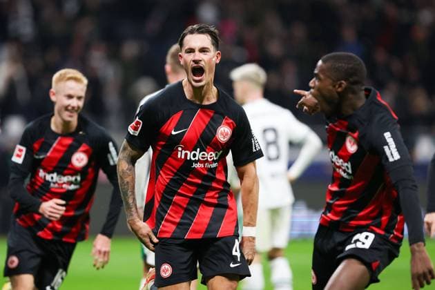 20.12.2023 Fussball 1.Bundesliga 16.Spieltag Eintracht Frankfurt - Borussia Mönchengladbach v.l.,Hugo Larsson (Eintracht Frankfurt), Robin Koch (Eintracht Frankfurt), Niels Nkounkou (Eintracht Frankfurt), Torjubel, Goal celebration, celebrate the goal Copyright: JoaquimxFerreira