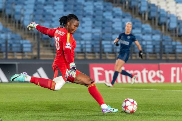 December 20, 2023, Madrid, Madrid, Spain: LigaF Women s Champions Soccer Match - Real Madrid 0 - Paris FC 1 (12 20 2023)..Clearance of the ball by the Paris FC goalkeeper, 16 CHIAMAKA NNADOZIE Madrid Spain - ZUMAc312 20231220_zsp_c312_005 Copyright: xOscarxManuelxSanchezx