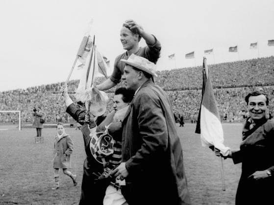 FC Schalke 04 Deutscher Meister 1958 nach Endspielsieg über den HSV 3:0 am 18.05.1958 in Hannover. Günter Karnhof auf den Schultern der Fans. *** FC Schalke 04 German champion 1958 after final victory over HSV 3 0 on 18 05 1958 in Hanover Günter Karnhof on the shoulders of the fans HM