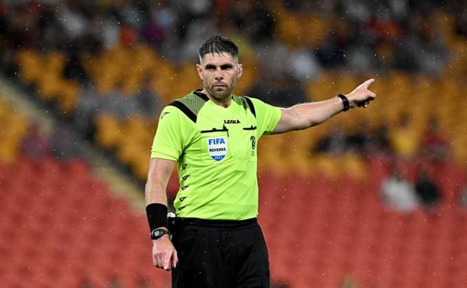 ALEAGUE ROAR MARINERS, Match official Shaun Evans during the round 9 A-League Men s soccer match between Brisbane Roar and Central Coast Mariners at Suncorp Stadium in Brisbane, Thursday, December 21, 2023. ( NO ARCHIVING, EDITORIAL USE ONLY, NO USE IN BOOKS WITHOUT CONSENT BRISBANE QUEENSLAND AUSTRALIA  Copyright: xDAVExHUNTx 20231222001880784925