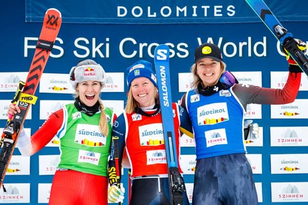 Bilder des Jahres 2023, Sport 12 Dezember Sport Themen der Woche KW51 Sport Bilder des Tages FREE STYLE - FIS SX WC Innichen INNICHEN,ITALY,21.DEC.23 - FREESTYLE SKIING - FIS World Cup, Ski Cross, ladies, men. Image shows the rejoicing of Fanny Smith (SUI), Sandra Naeslund (SWE) and Hannah Schmidt (CAN).  GEPAxpictures xMaticxKlansek